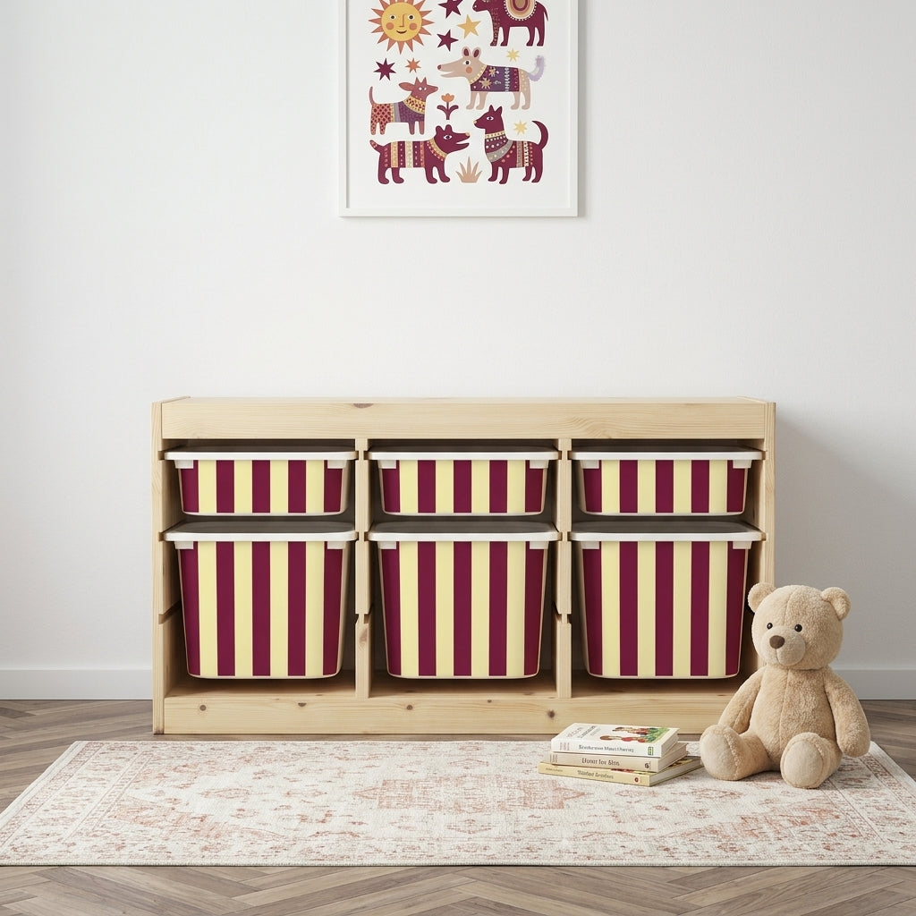 Punase ja kollase duo triibuga Mello kleebised IKEA TROFAST hoiukastidel puidust riiulis, otsevaade kaisukaruga toas.