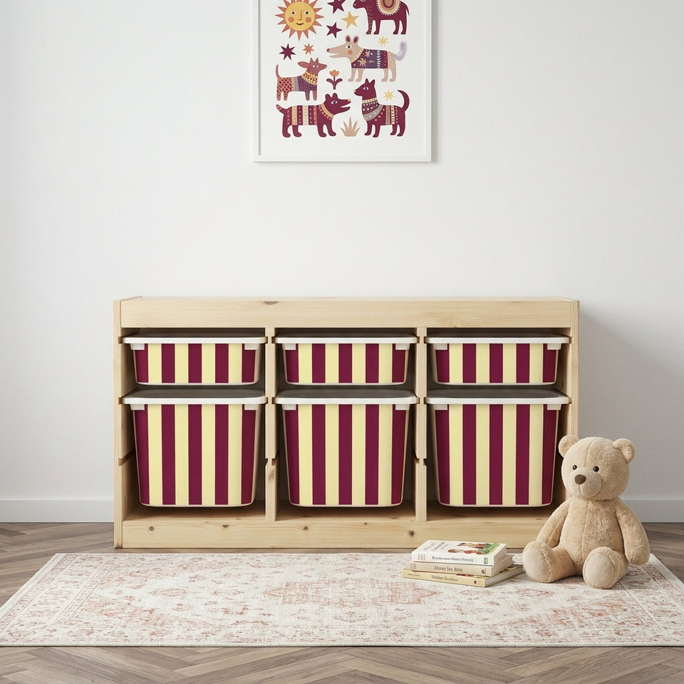 Punase ja kollase duo triibuga Mello kleebised IKEA TROFAST hoiukastidel puidust riiulis, otsevaade kaisukaruga toas.