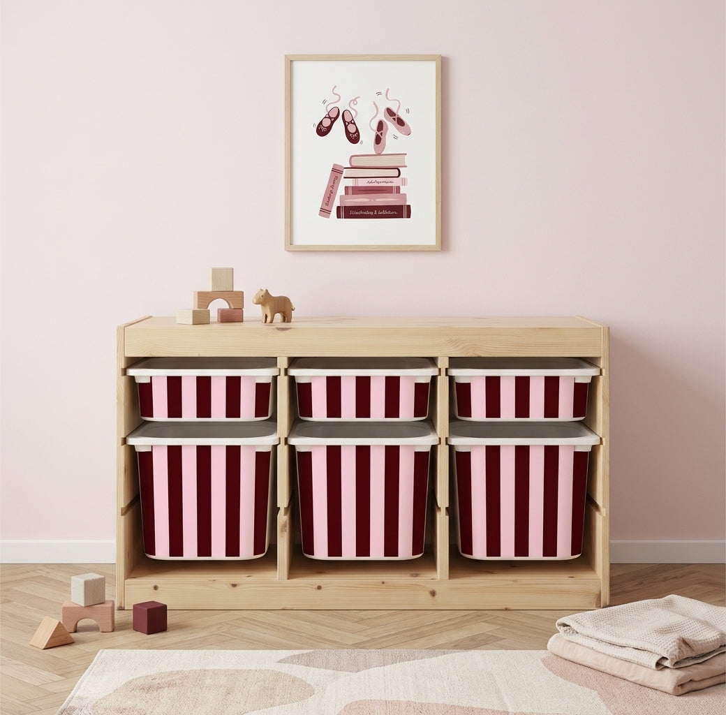 Punase ja roosa duo triibuga Mello kleebised IKEA TROFAST hoiukastidel puidust riiulis, otsevaade roosas toas.