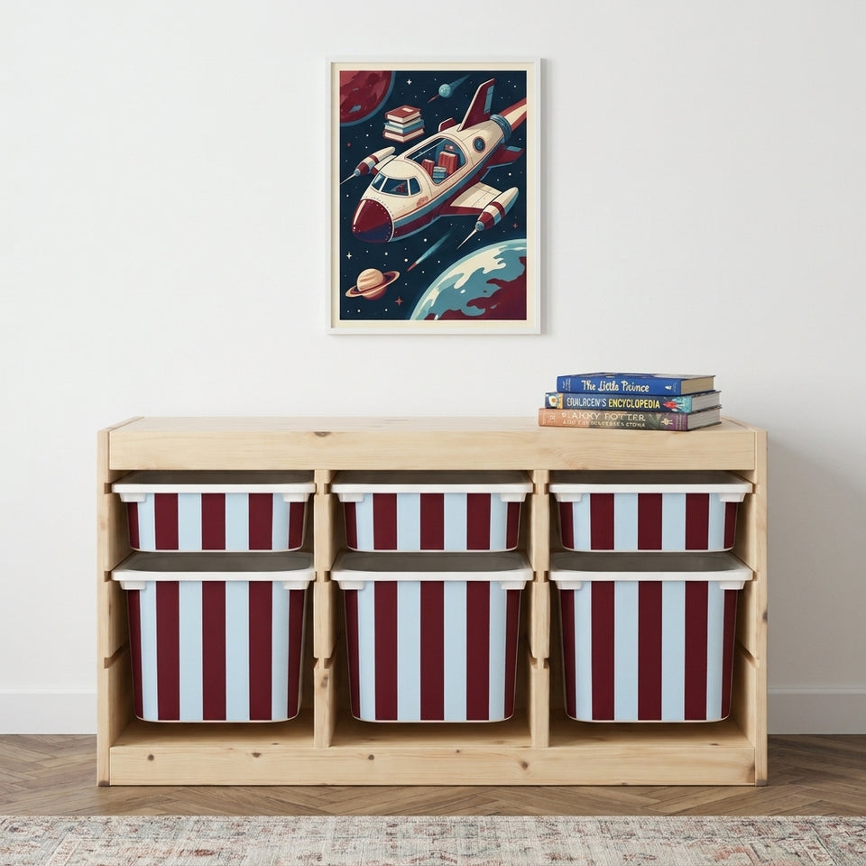 Punase ja sinise duo triibuga Mello kleebised IKEA TROFAST hoiukastidel puidust riiulis, otsevaade kosmosepildiga toas.