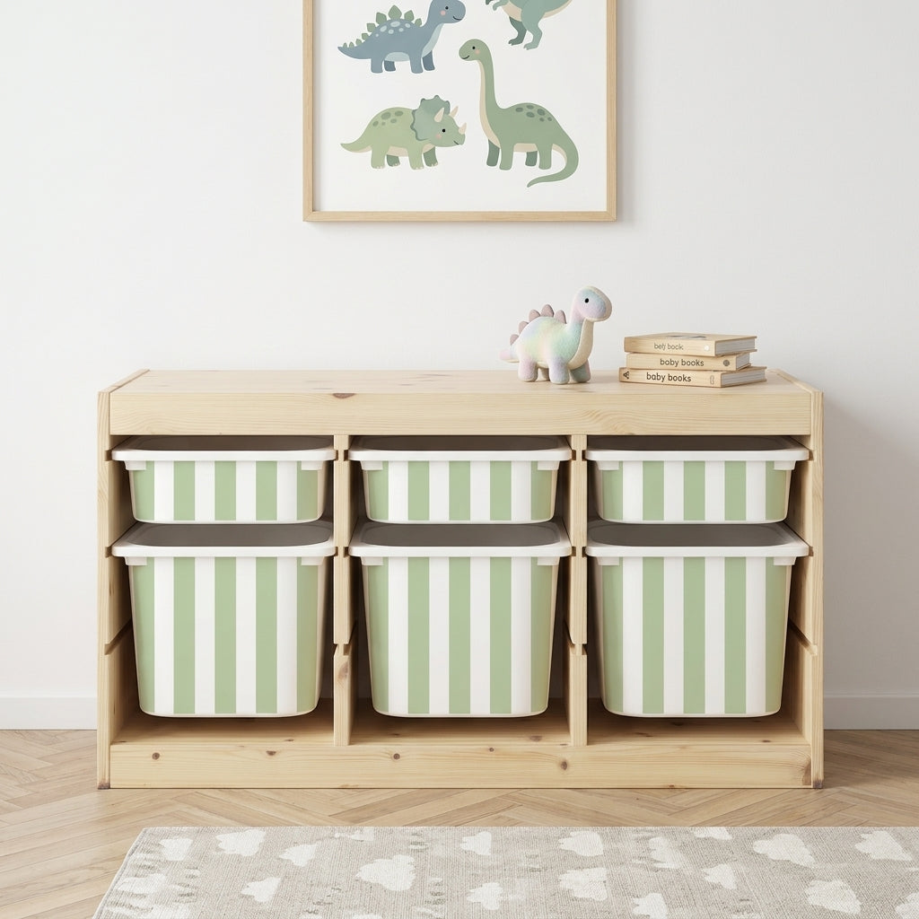 Rohelise ja valge triibuga Mello kleebised IKEA TROFAST hoiukastidel puidust riiulis, otsevaade dinosaurusepildiga toas.