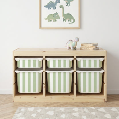 Rohelise ja valge triibuga Mello kleebised IKEA TROFAST hoiukastidel puidust riiulis, otsevaade dinosaurusepildiga toas.