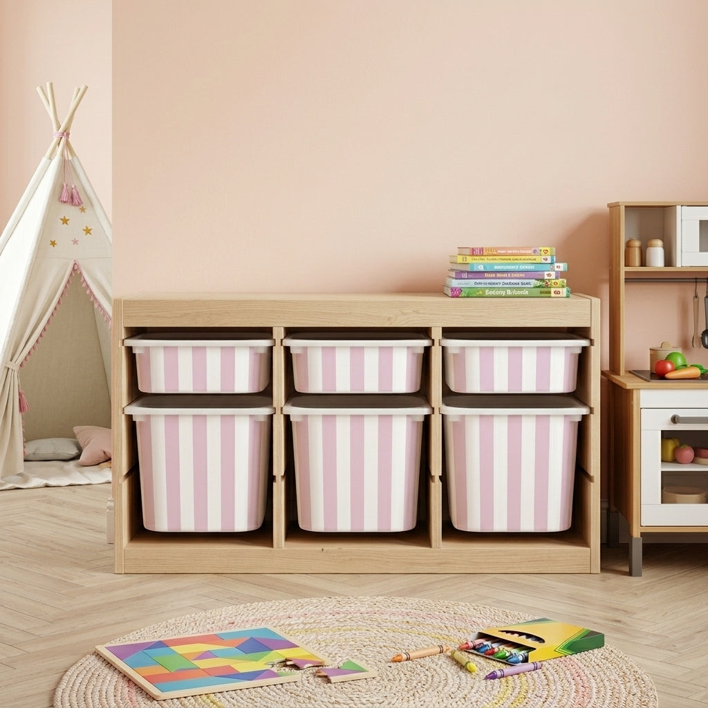 Roosa ja valge triibuga Mello kleebised IKEA TROFAST hoiukastidel puidust riiulis, otsevaade lastetoas.